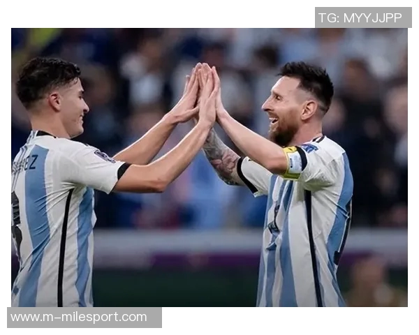 特雷泽盖与梅西同框合影致敬足球历史无可争议的第一人梅西