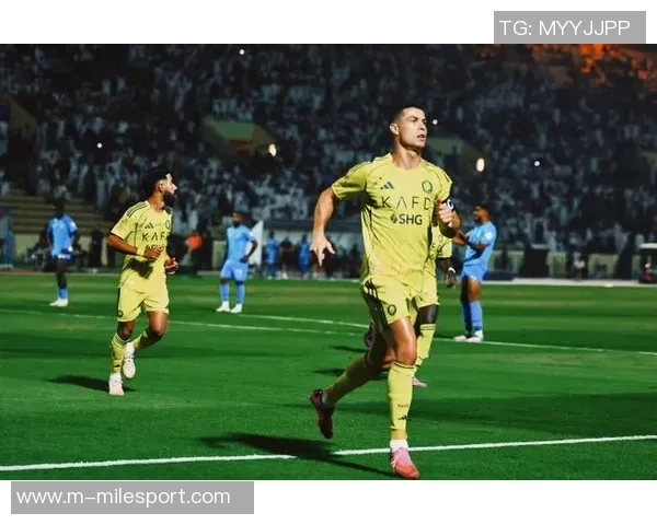 C罗回归利雅得胜利训练场备战新赛季展现斗志与激情